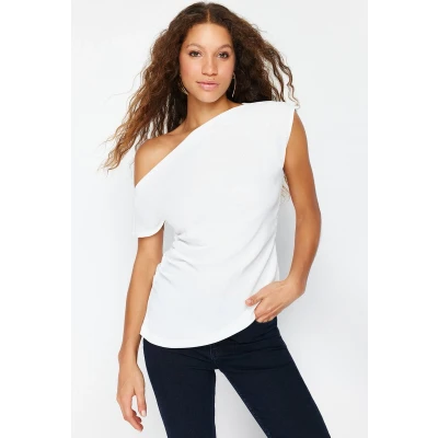 Afbeelding van Trendyol Zwarte Aansluitende Geweven Blouse Met Boothals Twoss24Bz00353