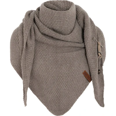 Afbeelding van Knit Factory Coco Gebreide Omslagdoek Driehoek sjaal Dames Wintersjaal Stola Wollen Bruine Marron 190x85 cm Inclusief sierspeld