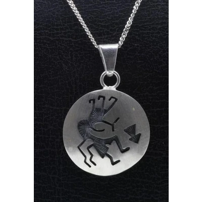 Afbeelding van Zilveren Indiaan Kokopelli rond enkel hopi style ketting hanger
