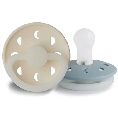Afbeelding van FRIGG Maanfase, siliconen nachtlicht fopspeen 2 stuks symmetrische speen in kersenvorm BPA vrij gemaakt Denemarken (Stone Blue Night/Cream Night, maat 1 (0 6 maanden)