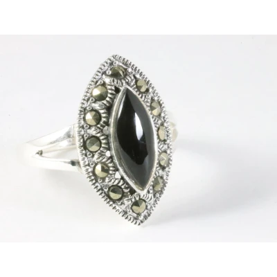 Afbeelding van Zilveren ring met onyx en marcasiet maat 18.5