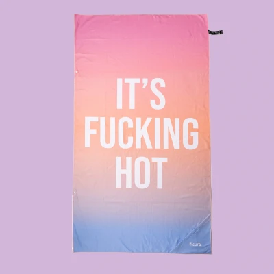 Afbeelding van Fisura Grote strandhanddoek met kleurovergang It’s f*cking hot. Lichte microvezel handdoek, sneldrogend en zandafstotend. Ideaal voor zwembad, strand, camping of picknick. 180 x 100 cm.