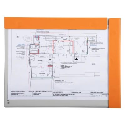 Afbeelding van Exacompta 19394E klembord met 2 magnetische kleppen, verticaal of horizontaal gebruik. De houder is magnetisch en hecht op metalen oppervlakken. Formaat 25 x 32,5 cm voor A4 kleur oranje