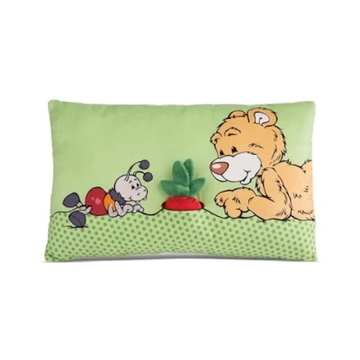 Afbeelding van Kussen beer Bendix met Radijs 43x25cm groen Duurzaam, donzig zacht knuffelkussen voor jongens, meisjes, baby&#039;s en liefhebbers van knuffels; Ideaal thuis, op de kleuterschool of onderweg