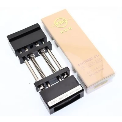 Afbeelding van Set Japanse King Dubbelzijdige Slijpsteen 1000 6000 en Antislip Houder Verstelbare Basis voor Steen Slijpen Maat 185 225mm Gemaakt in Japan