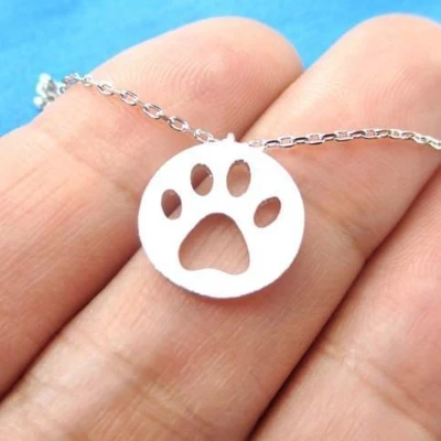 Afbeelding van GoedeDoelen.Shop Ketting Hondenpootje Rond Zilverkleur Honden Sieraad Statement Herdenkings Dierenliefde Wellness House