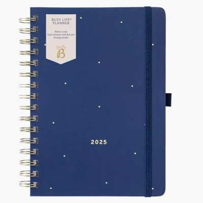 Afbeelding van Busy B 12 maanden drukke leven wekelijkse planner dagboek 2025 spiraalgebonden met week to view lay out, dubbel schema, scheurlijsten, opbergvak, penlus en elastische sluitband marineblauw