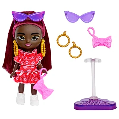 Afbeelding van Barbie Pop, Extra Mini Minis Pop met Bordeauxrood Haar en Zonnebril, Rode Jurk Ruches, Kleding Accessoires, HLN47