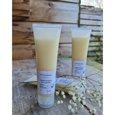 Afbeelding van Handgemaakte milde gezicht reiniger met propolis kruiden en chia zaad olie alle huid types 100ml