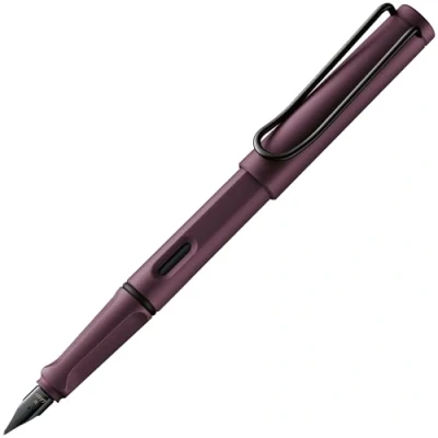 Afbeelding van LAMY safari scarlet Vulpen met ergonomische grip &amp; gepolijst stalen penpunt in maat F ideaal voor schrijven en kalligrafie inclusief T 10 blauwschrijvend patroon Rechtshandig