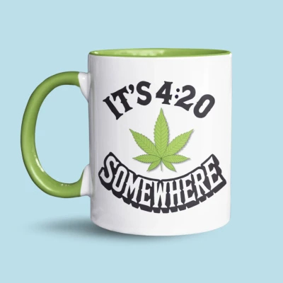 Afbeelding van NietMokken.nl Leuke Mok 325 ml It’s 4:20 Somewhere Grappige Met Groene Binnenkant en Oortje Humoristische Tas Ideaal als Cadeau voor Vrienden Leuk Koffie Theeliefhebbers Cadeautip Mannen Vrouwen Beker