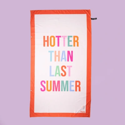 Afbeelding van Fisura Grote strandhanddoek &quot;hotter than last summer. Lichte microvezel handdoek, sneldrogend en zandafstotend. Perfect voor zwembad, strand, camping of picknick. Origineel cadeau. 180 x 100 cm.