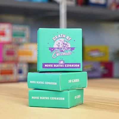 Afbeelding van Bubblegum Stuff Death by Coconuts Movie Deaths Expansion Pack voor Base Game 50 Silver Screen Stats Perfect Adult Card Add on feesten en Night 12+