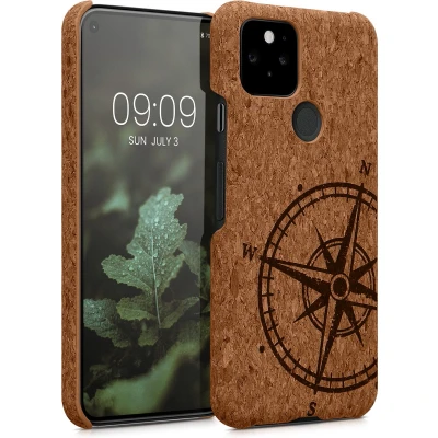 Afbeelding van kwmobile hoesje geschikt voor Google Pixel 5 Backcover van kurk in donkerbruin / lichtbruin Vintage Kompas design