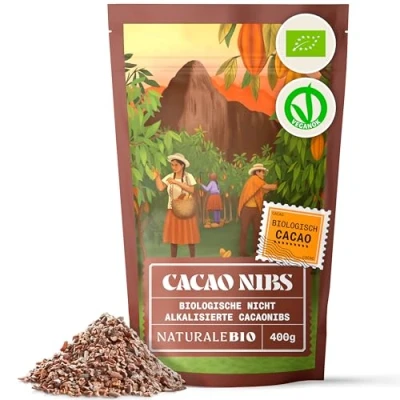 Afbeelding van Rauwe Biologische Cacaobonen Stukjes 400 gr. Organic Raw Cacao Nibs. Bio, Natuurlijk en Zuiver. Geproduceerd in Peru van de boom theobroma cacao. Bron Magnesium, Kalium Ijzer. NaturaleBio