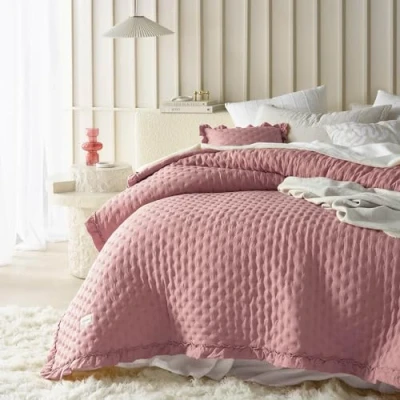 Afbeelding van ROOM99 Molly Elegante sprei in roze, 200 x 220 cm, veelzijdige woondeken als bedsprei of banksprei, voor bed en bank, quilt, stijl, ideaal
