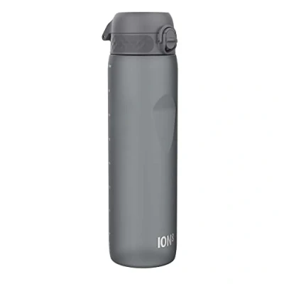 Afbeelding van ION8 1 Liter Waterfles, Lekvrij, Flip top Deksel, Draaghandvat, Snelle Vloeistofstroom, Vaatwasmachinebestendig, BPA vrij, Gevormde Grip, Ideaal voor Sport en Gym, Koolstofneutraal, 32 oz, Grijs