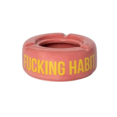 Afbeelding van Fisura Roze asbak met boodschap &quot;F*cking gewoonte&quot;. Originele een grappige zin. Gemaakt van keramiek. Afmetingen: 10 x 4 centimeter (Roze)