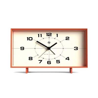 Afbeelding van NEWGATE &#039;Wideboy&#039; retro geïnspireerde rechthoekige wekker in een zachte matte siliconen. Met geruisloze veegbeweging. Ideaal voor schoorsteenmantels, tafels en bureaus (Orange Case, Cream Dial)