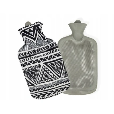 Afbeelding van Tragar Triangle warmwaterkruik kruik met polyester hoes 2 liter 34 x 20 cm zwart / wit natuurlijk rubber uniek en vrolijk design
