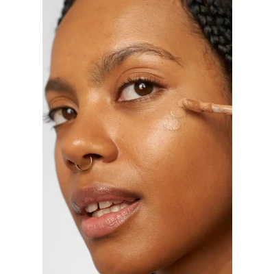 Afbeelding van Revolution Beauty, IRL Filter, Langhoudende Foundation, Medium tot Volledige Dekking, Matte Afwerking, 16 Uur Draagbaarheid,