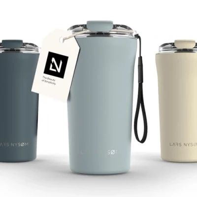 Afbeelding van LARS NYSØM &#039;Rørelse&#039; Thermo Coffee Mug to go 500ml BPA vrij Met Isolatie Draagriem &amp; Tritan Deksel Sky Blue