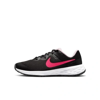 Afbeelding van NIKE Performance Revolution 6 (GS) Hardloopschoenen neutraal voor kinderen, Maat: 38.5, Black/hyper pink/pink foam Textiel/ synthetisch