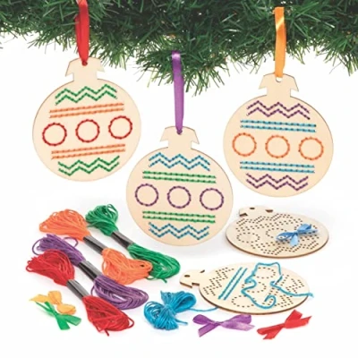 Afbeelding van Baker Ross FC175 Kerstbal houten draadversieringen Pak van 5, Inleiding tot draadsnijden voor beginners, Educatief knutselen kinderen, Ideaal kerstkunst en knutselproject