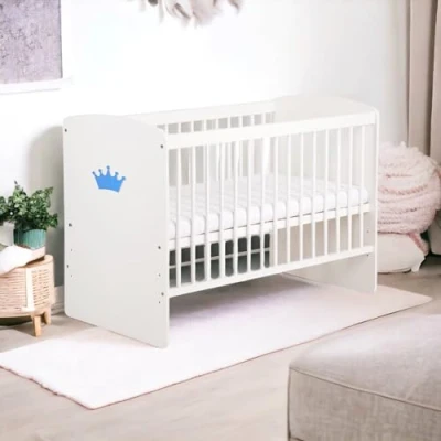 Afbeelding van KMbaby Babybed K2 KOR met matras, wit, blauwe kroon, ledikant lattenbodem, 3 standen, in hoogte verstelbaar, gelakt grenenhout