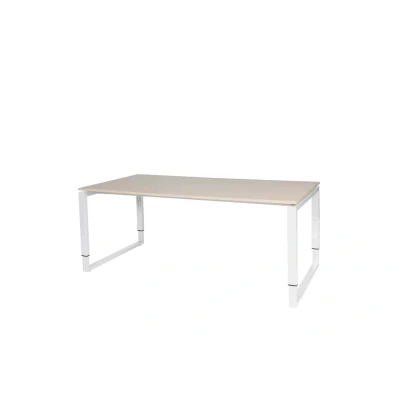 Afbeelding van Domino Plus bureau, hoogte instelbaar (62 85cm) met 180x90cm &#039;zwevend&#039; lindberg (licht) eiken 25mm blad en wit (RAL9010) O poot frame