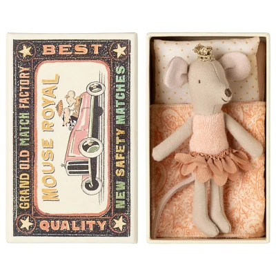 Afbeelding van Maileg knuffelmuis kleine zus in luciferdoosje prinses 11 cm