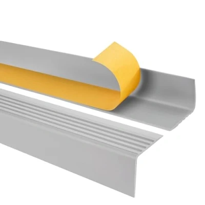 Afbeelding van Traprandprofiel zelfklevend PVC kunststof anti slip profiel hoekprofiel 50x42, lichtgrijs, 130cm
