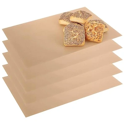 Afbeelding van COM FOUR® 5x permanente bakfolie van Teflon herbruikbaar bakpapier geschikt voor oven tot 260 C snijbare antiaanbakovenfolie vaatwasmachinebestendig (5 stuks beige)