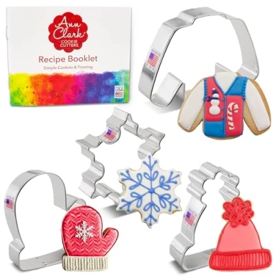 Afbeelding van Ann Clark Cookie Cutters 4 delige Winter en Kerstmis Koekjesvormset met Receptenboek, Sneeuwvlok, Trui, Wanten Wintermuts