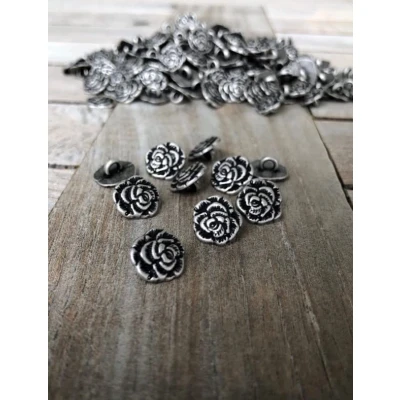 Afbeelding van 10 stuks kleine betoverende rozenknopen oud zilver 12 mm roos metalen knopen in rozenvorm