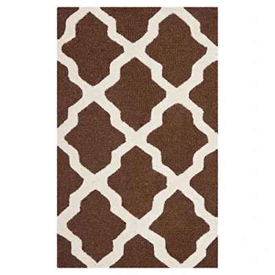 Afbeelding van SAFAVIEH Geometrisch tapijt voor woonkamer, eetkamer, slaapkamer Cambridge Collection, korte pool, donkerbruin en ivoor, 76 x 183 cm