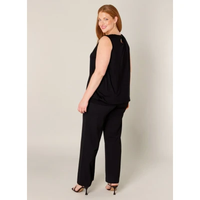 Afbeelding van Base Level Curvy mouwloze top Yasmina zwart