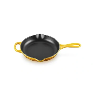 Afbeelding van Le Creuset Signature ronde braad en serveerpan van gietijzer, met hulpgreep 2 uitgietneus, Ø 23 cm, Nectar, 20182236720422
