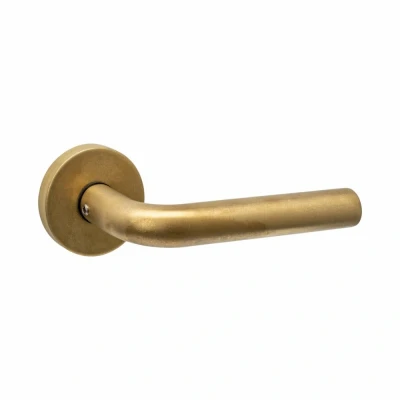 Afbeelding van Intersteel deurkruk Luzern met rozet massief verdekt ø53x10mm nokken PVD messing getrommeld
