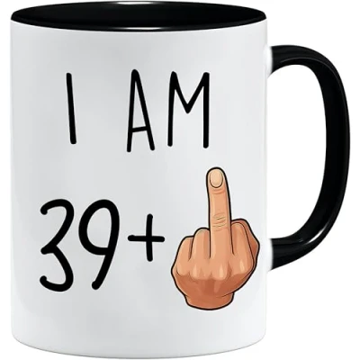 Afbeelding van mok voor verjaardag met grappige spreuk en kater stinkvinger Ich bin 39+ als grappig cadeau/grappige originele cadeaus/thee koffiemok incl. geschenkdoos