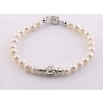 Afbeelding van Armband met witte zoetwater parels en zilveren kralen