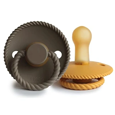 Afbeelding van FRIGG Rope Latex Fopspeen 2 Pack Natuurrubberen BPA vrij Gemaakt in Denemarken Symmetrische Kersvormige Tepel (Honey Gold/Portobello, Maat (6 18 Maanden))