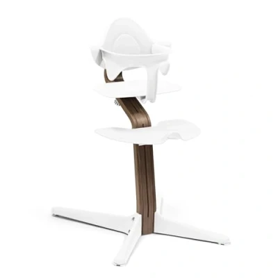 Afbeelding van Stokke Nomi stoel (walnoot/wit) met babyset (wit) Inspireert actief zitten en biedt ondersteuning terwijl de baby leert Kan tot 150 kg dragen