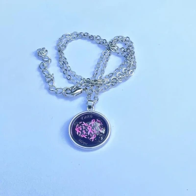 Afbeelding van GoedeDoelen.Shop Ketting Heart Hope Faith Cure Pink Ribbon Sieraad Statement Wellness House
