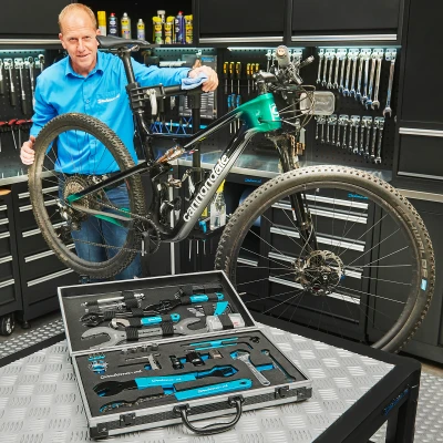 Afbeelding van Datona Fietsgereedschapskoffer 21 delig Met Montagestandaard (42 x 7 25 cm (koffer) 90 60 103 (fietsstandaard))
