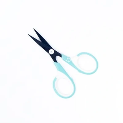 Afbeelding van Craftelier Roestvrijstalen mini precisieschaar Ergonomische handgreep Geschikt voor links en rechtshandigen Inclusief veiligheidsdop Afmeting: 11,4 x 6,5 cm Kleur: Turquoise Wit