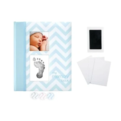 Afbeelding van Pearhead First 5 Years Chevron Baby Memory Book met Included Clean Touch Safe Ink Pad om Baby&#039;s Handprint of Voetafdruk te maken, Keepsake Milestone Journal, UK Engelse versie, blauw