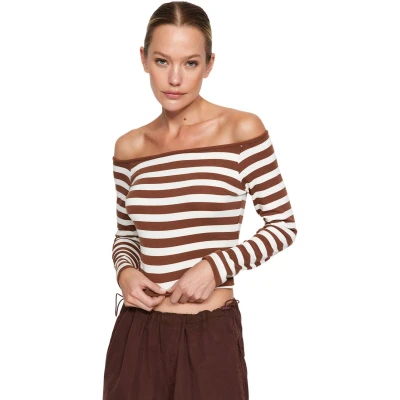Afbeelding van Trendyol Bruine, Zachte Stof, Gestreepte Carmen Kraag, Aansluitende Elastische Gebreide Blouse Twoaw24Bz00316