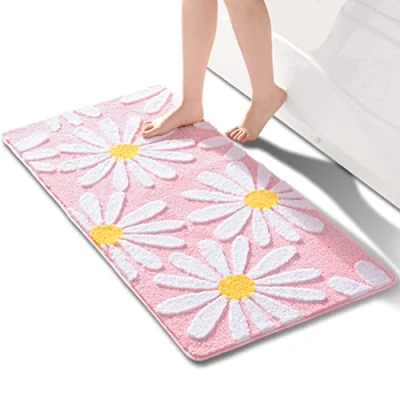 Afbeelding van QJHOMO Roze badkamertapijt, schattige madeliefjes, badmat, antislip, wasbaar, witte en gele bloem, zachte douchemat, absorberend, 60 x 120 cm