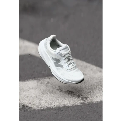 Afbeelding van new balance Loopschoen &#039;Rebel V5&#039; grijs / wit